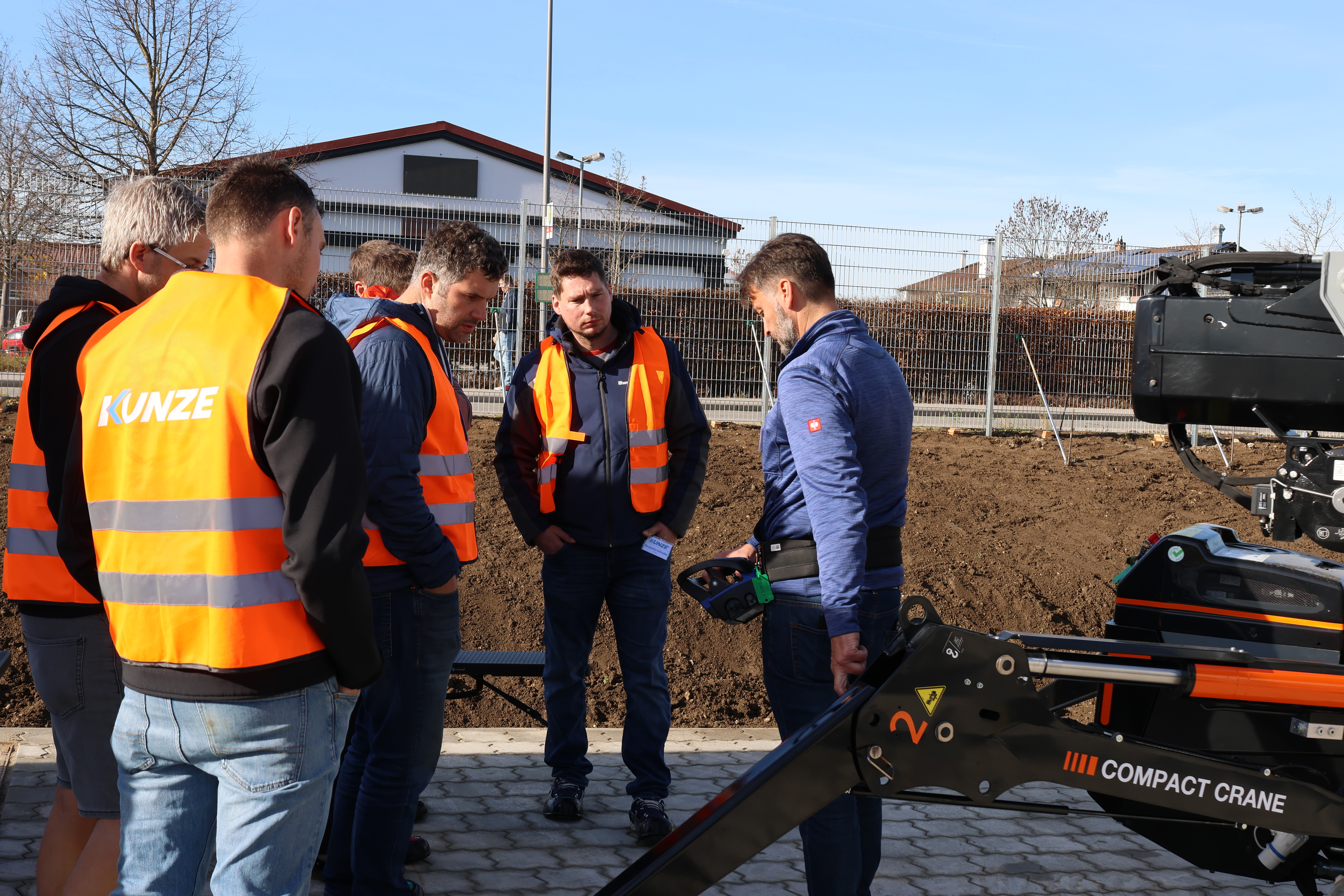 Kran-Experte Jonuz Ljaci bei Vorführung