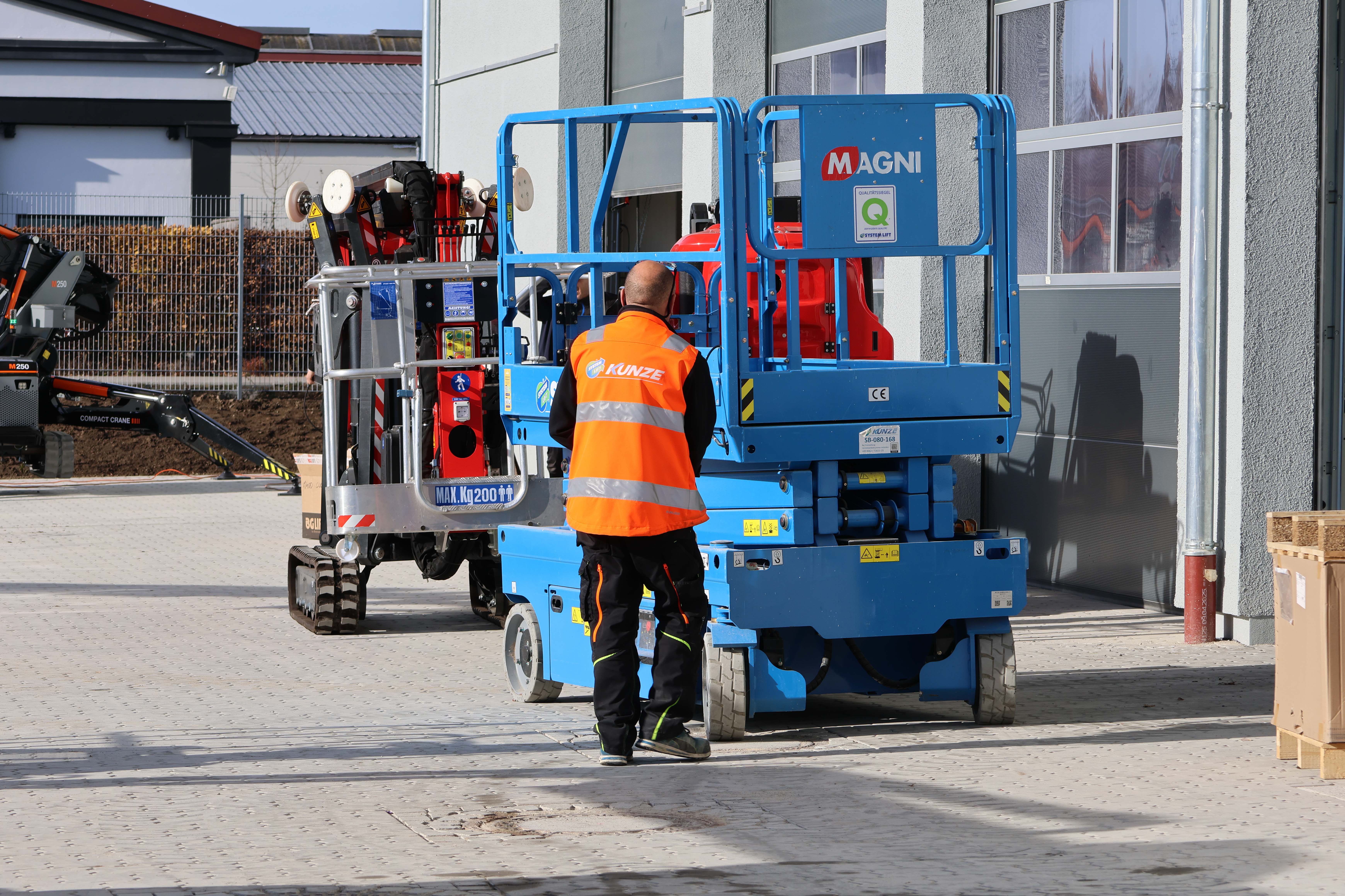 KUNZE Qualitätssicherung mit Scheren-Arbeitsbühne