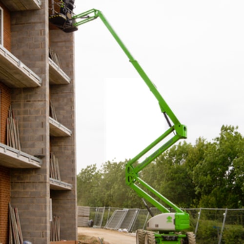 Gelenkteleskopbühne auf dem Bau