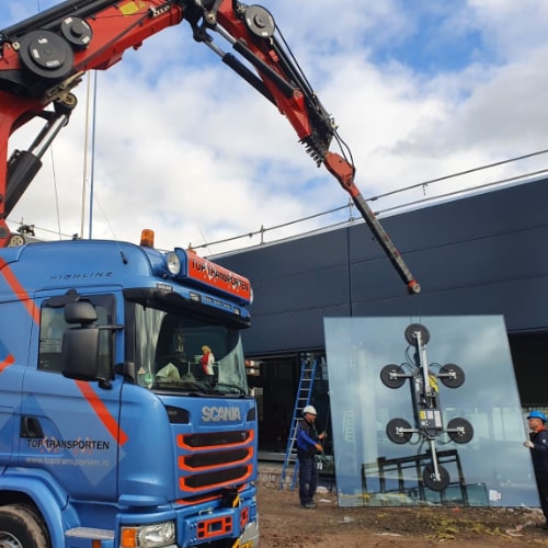 Glas wird von Glassauger auf LKW angehoben Glas wird von Glassauger auf LKW angehoben