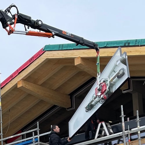 Dachfenster wird angehoben und positioniert Dachfenster wird angehoben und positioniert