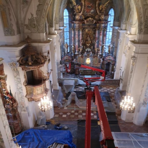 Raupenbühne in Kirche Raupenbühne in Kirche