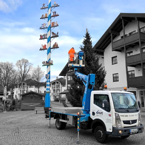 Baum wird mithilfe von LKW Bühne dekoriert Baum wird mithilfe von LKW Bühne dekoriert