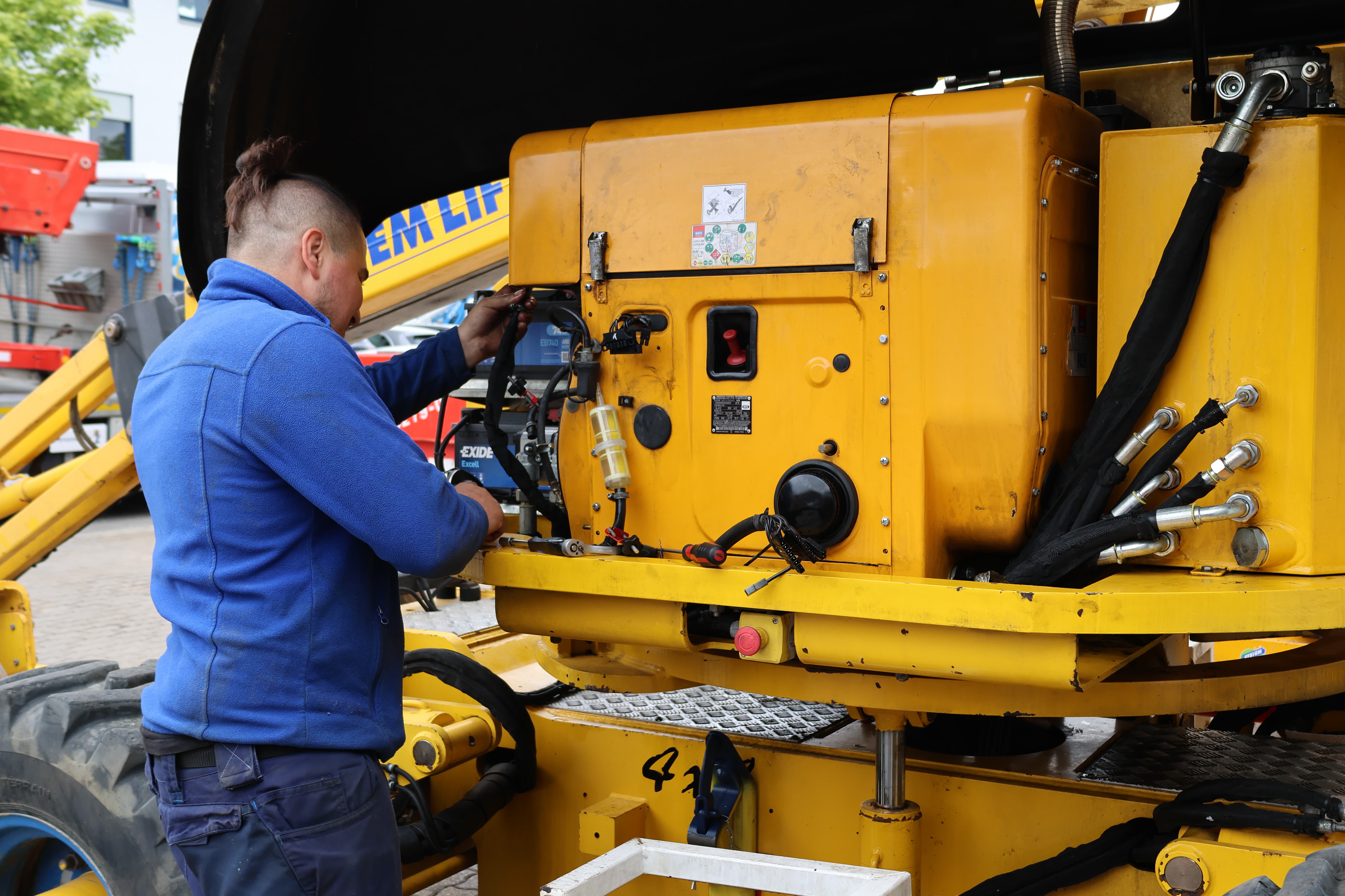 Servicetechniker arbeitet an Zwei-Wege-Arbeitsbühne