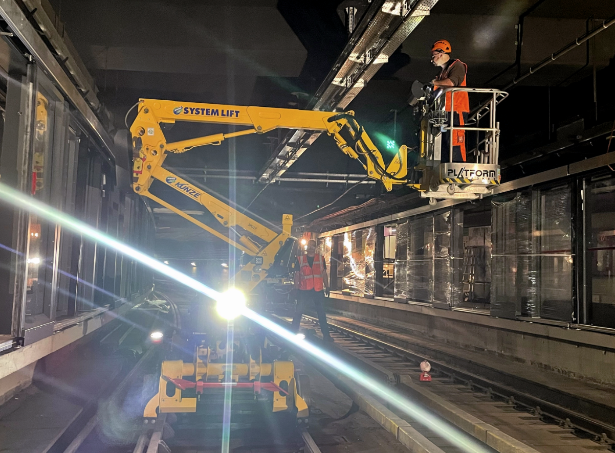 Arbeiten in U-Bahn Tunnel mit Zweiwege-Arbeitsbühne