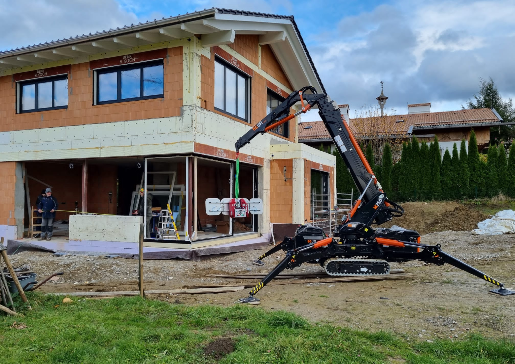 Minikran M250 von BG Lift im Einsatz mit Glassauger bei Hausbau