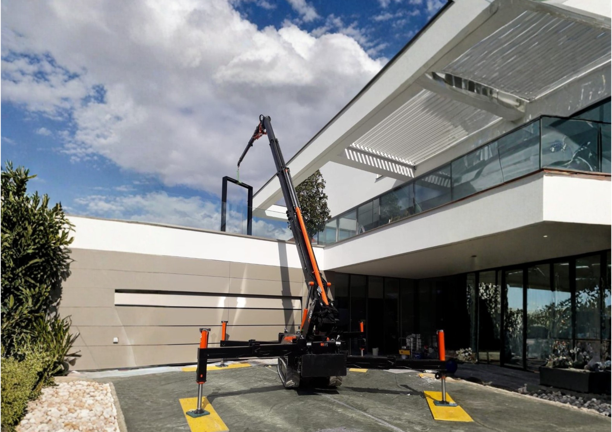 Minikran M400-E von BG Lift bei Glasmontage